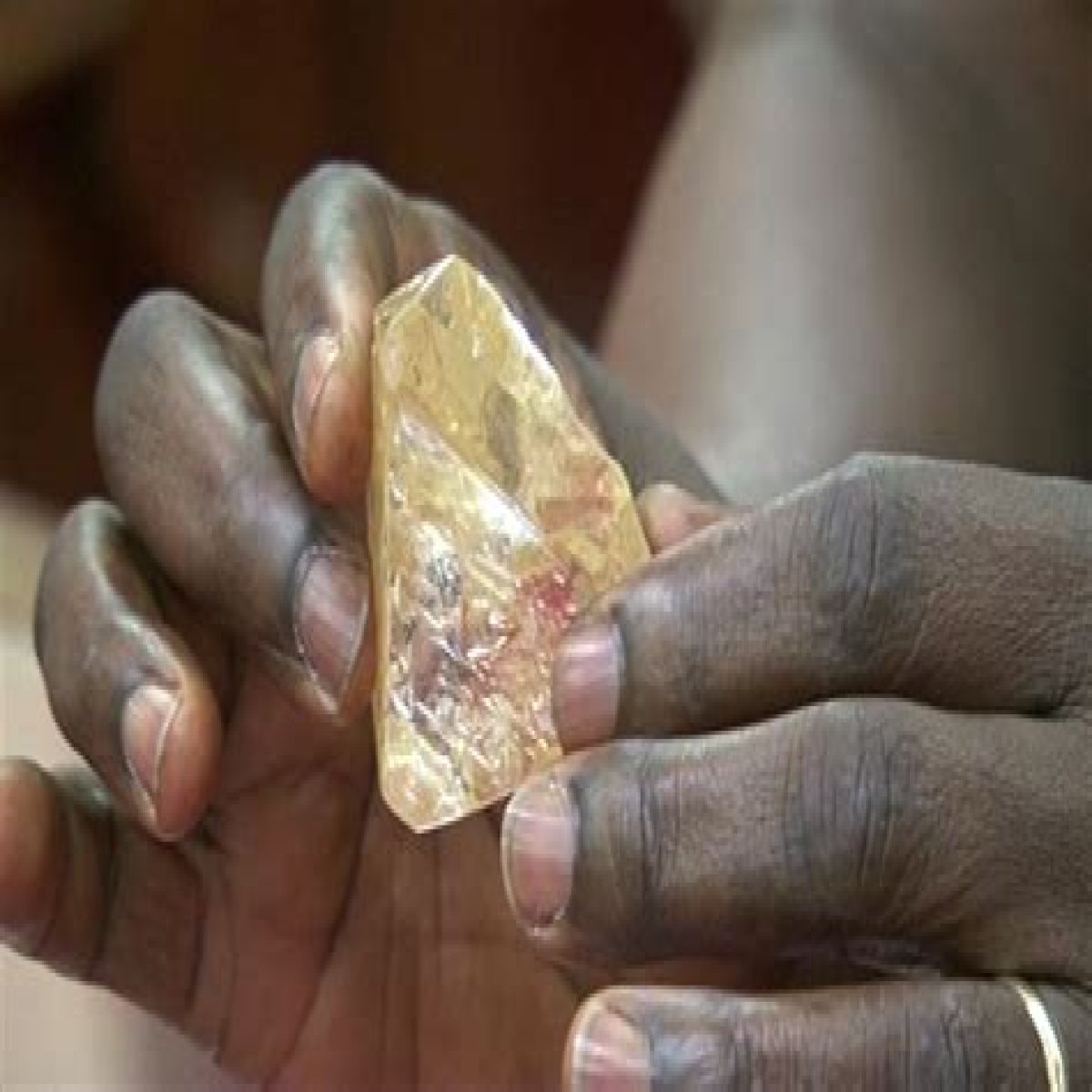 Sierra Leone pastor finds huge 706-carat diamond | Business and Economy